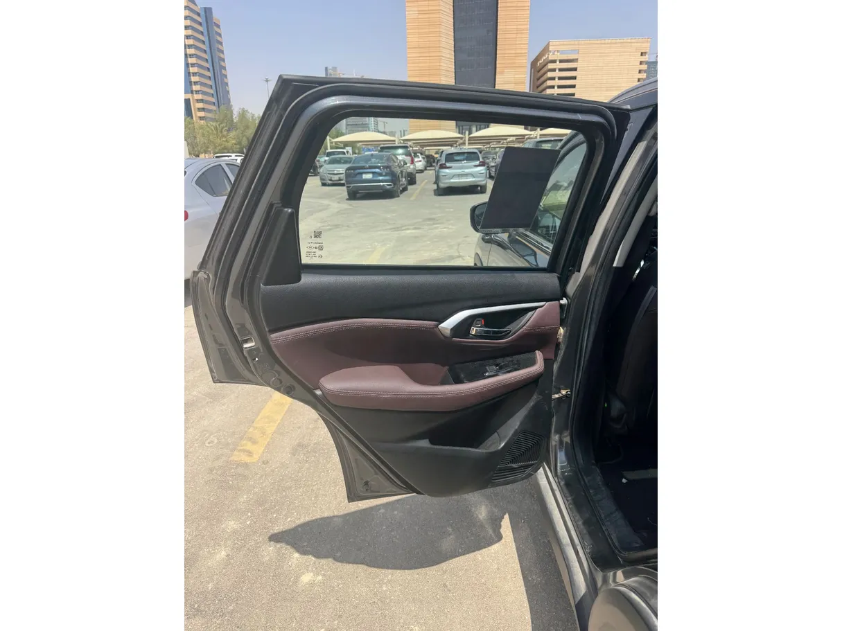 Car image 12