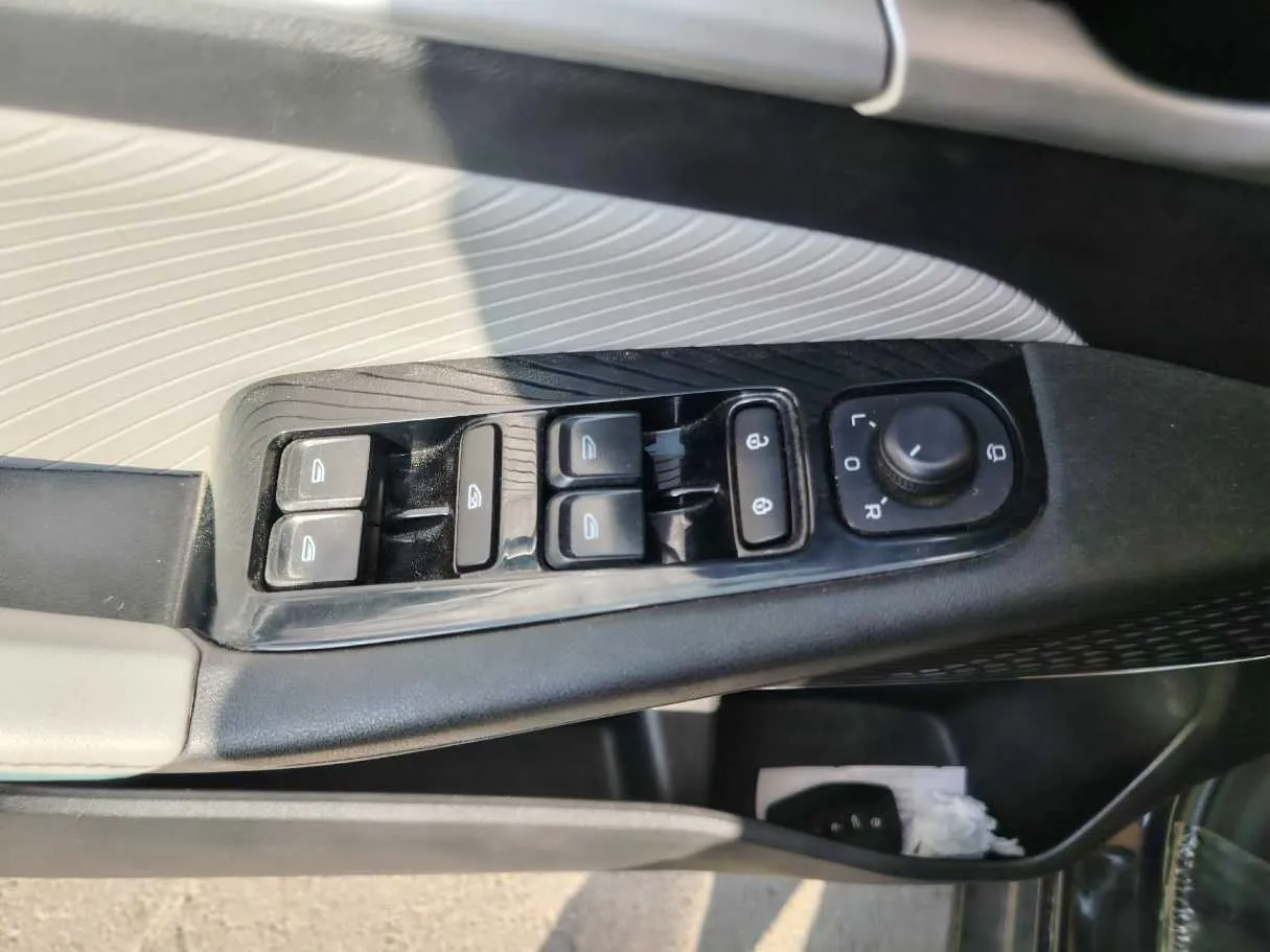 Car image 36