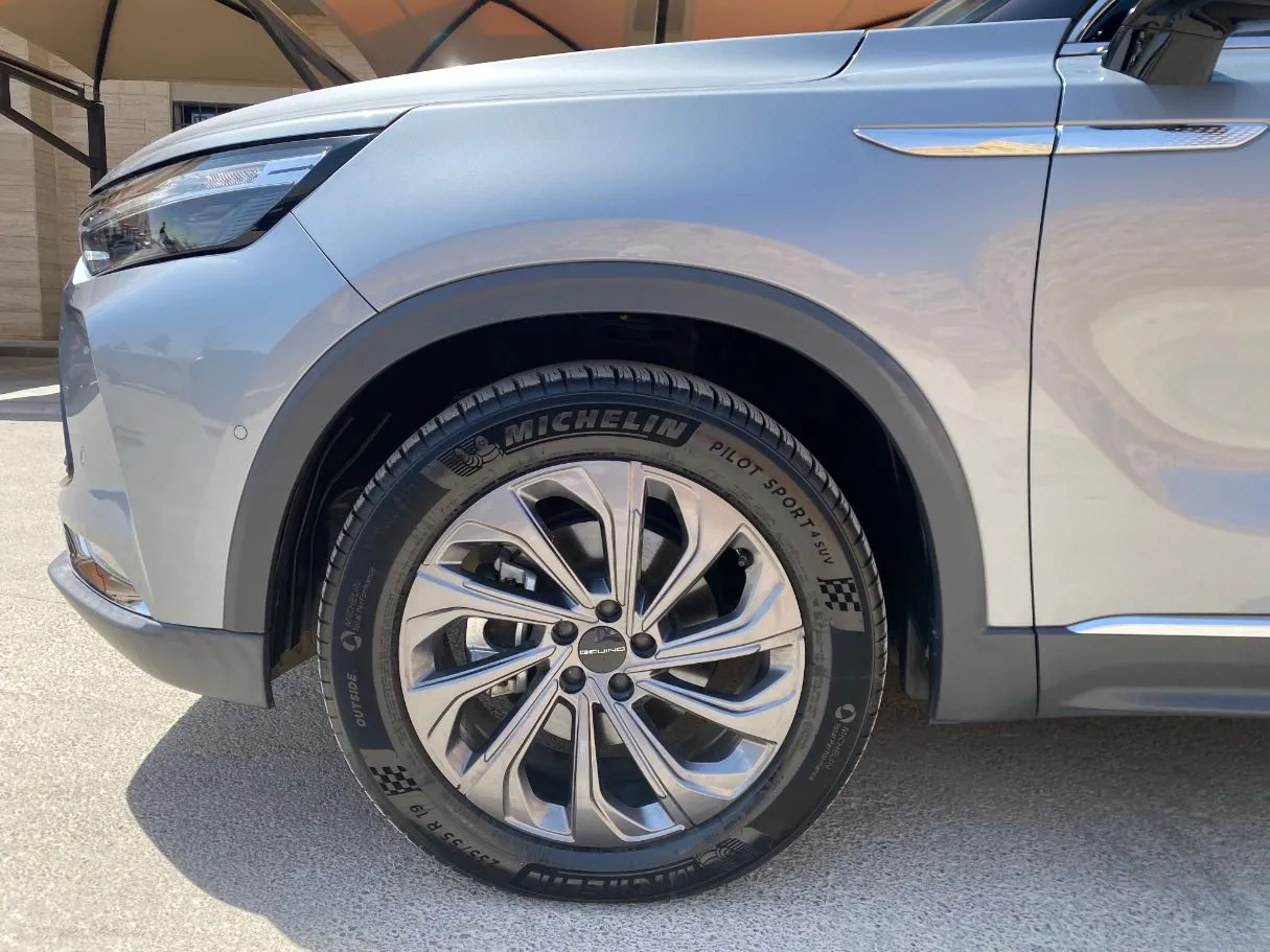 Car image 9