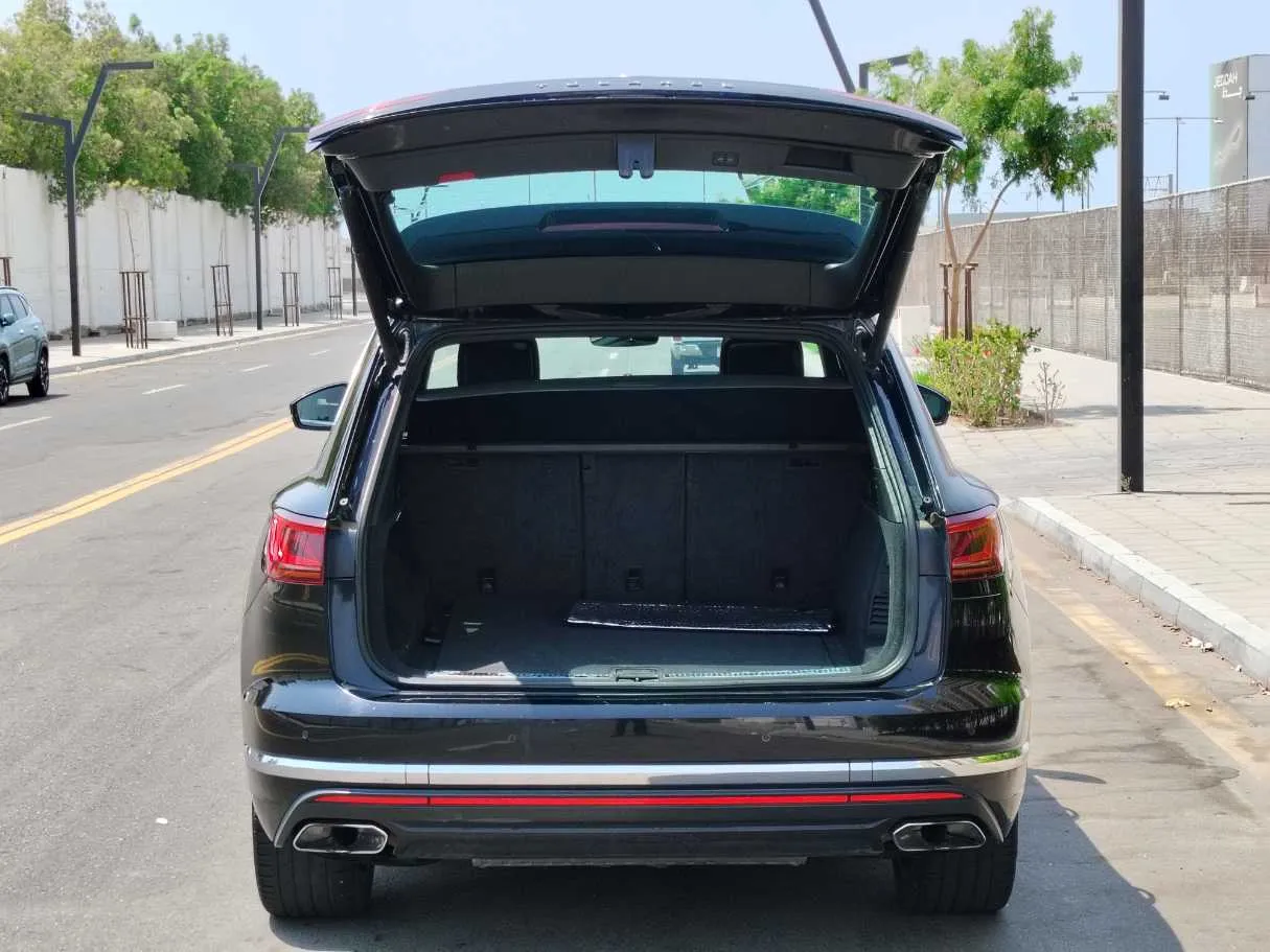 Car image 30