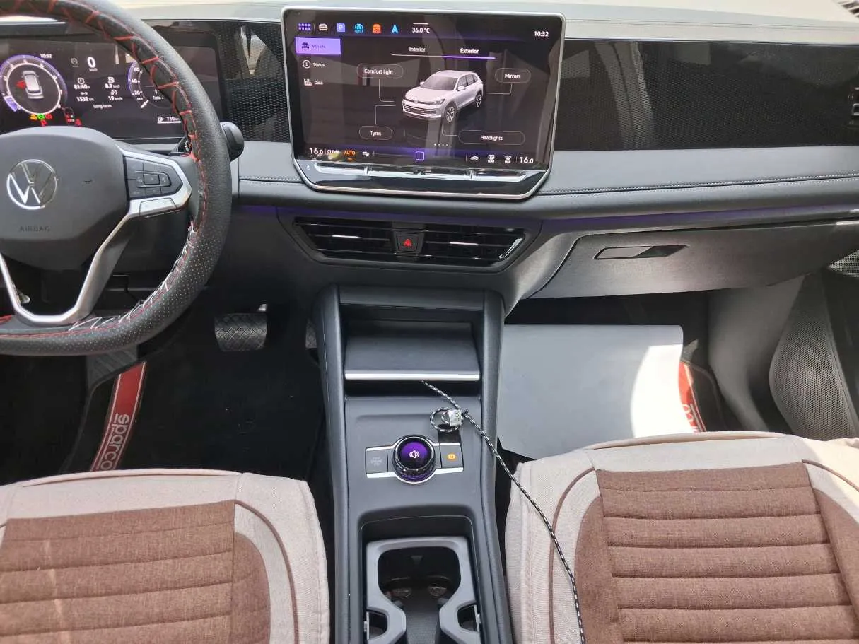 Car image 16