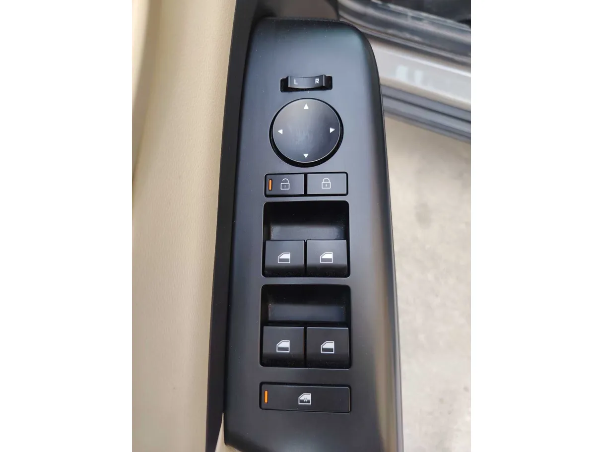 Car image 27