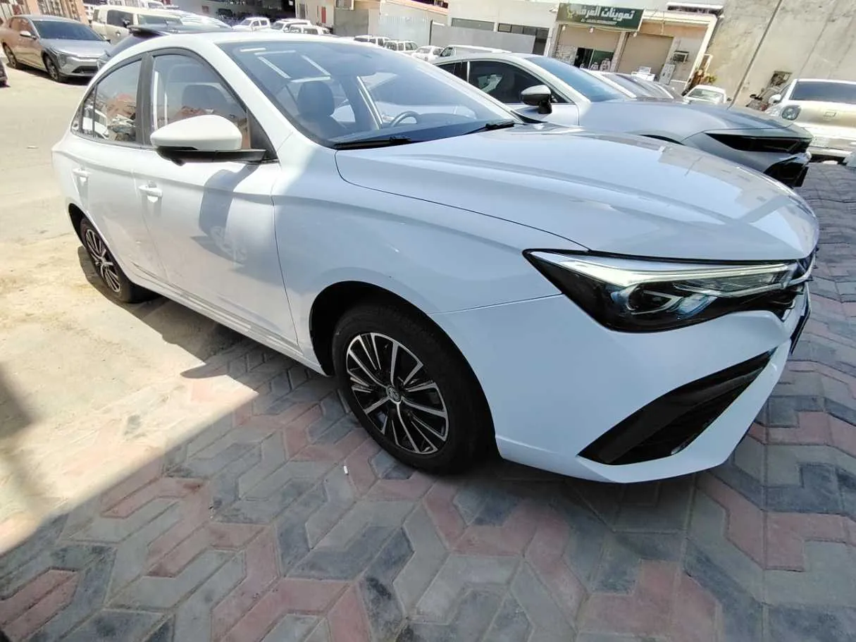 Car image 4