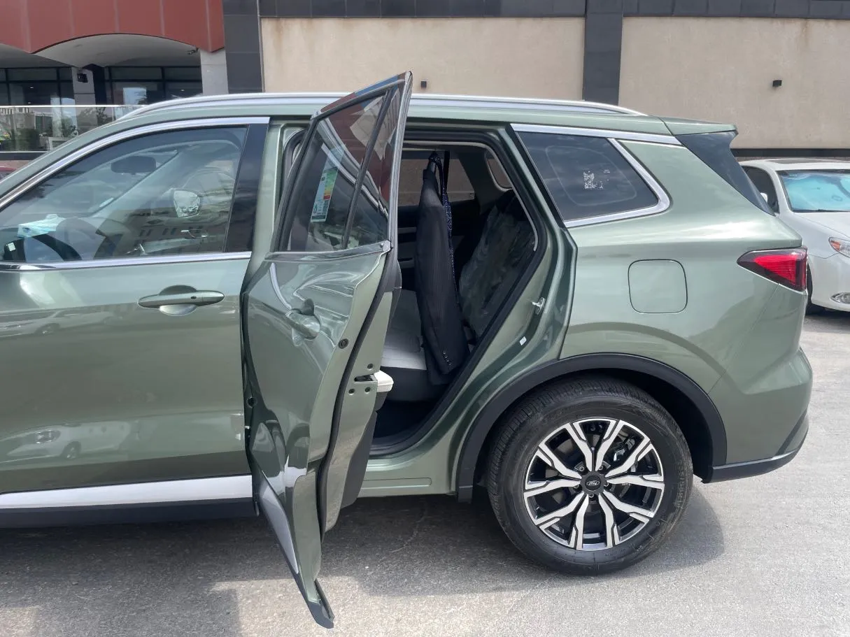 Car image 14