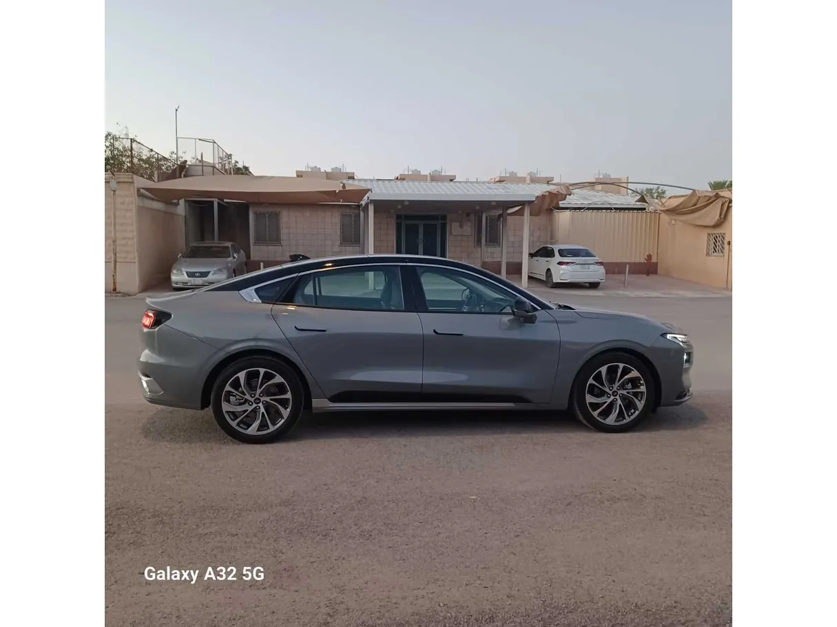Car image 4