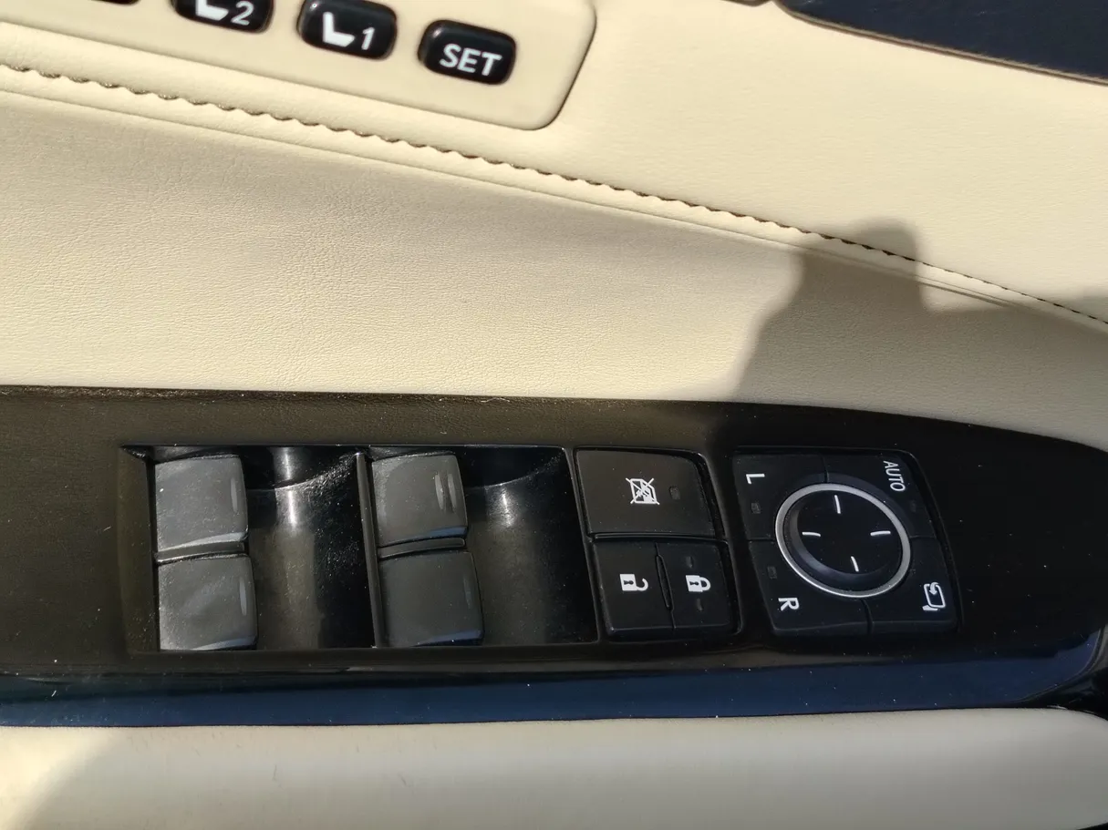 Car image 26