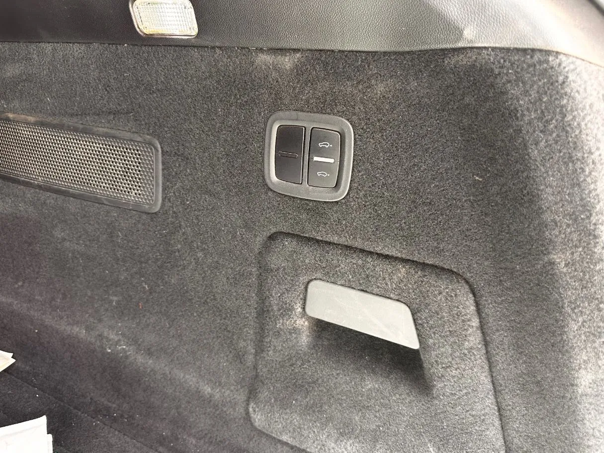 Car image 28