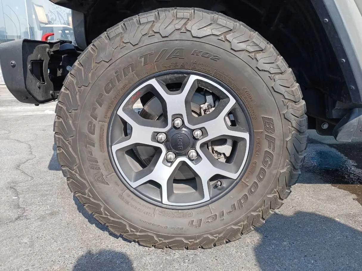 Car image 9