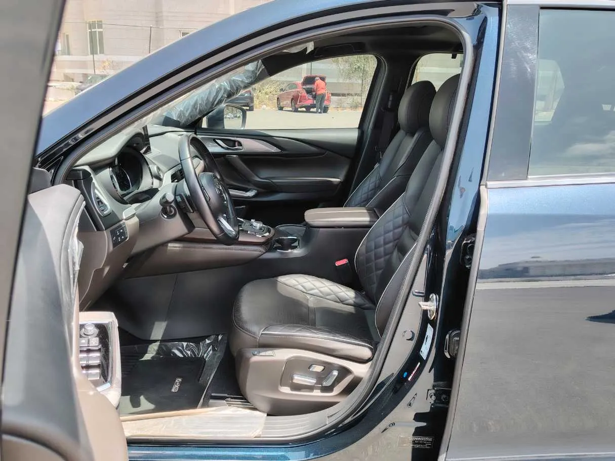 Car image 12