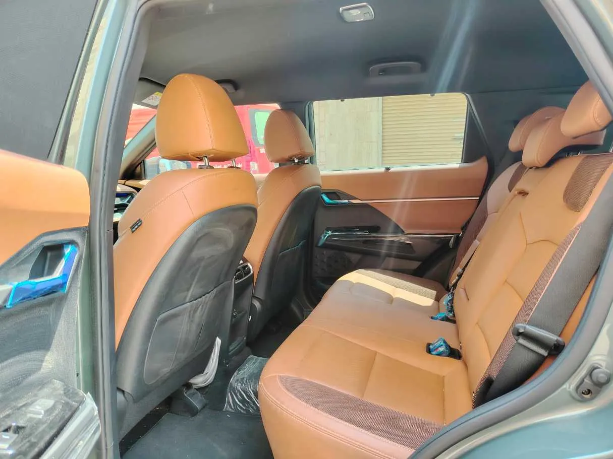 Car image 19