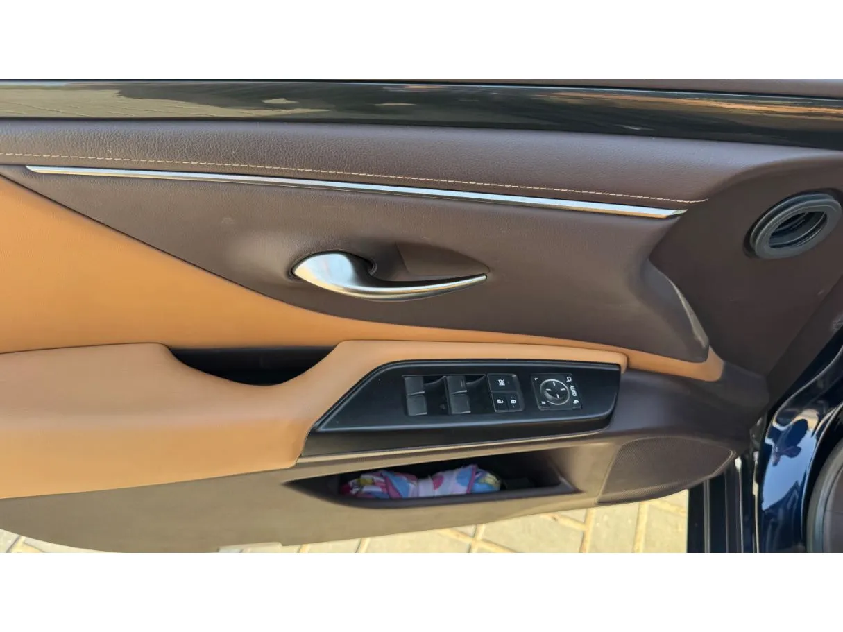 Car image 25