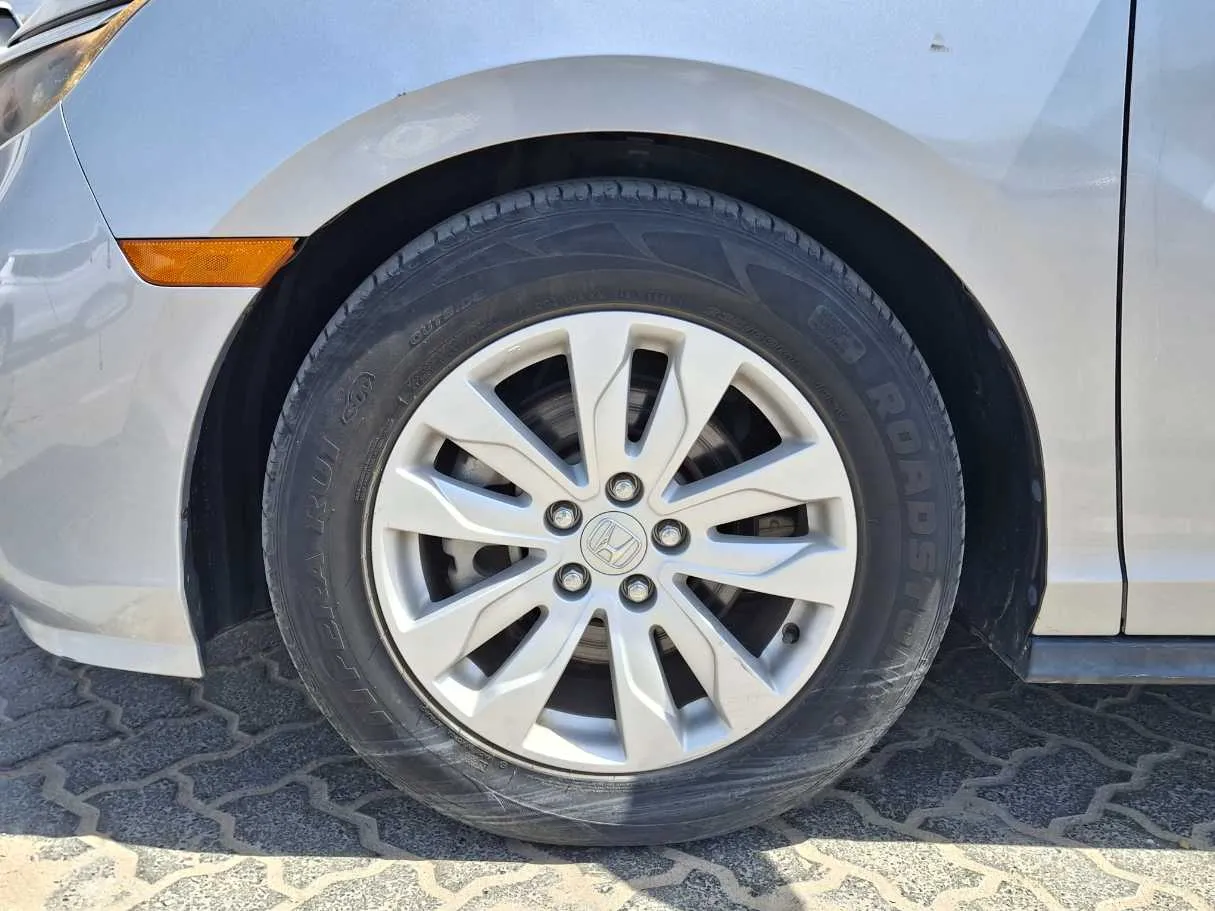 Car image 9