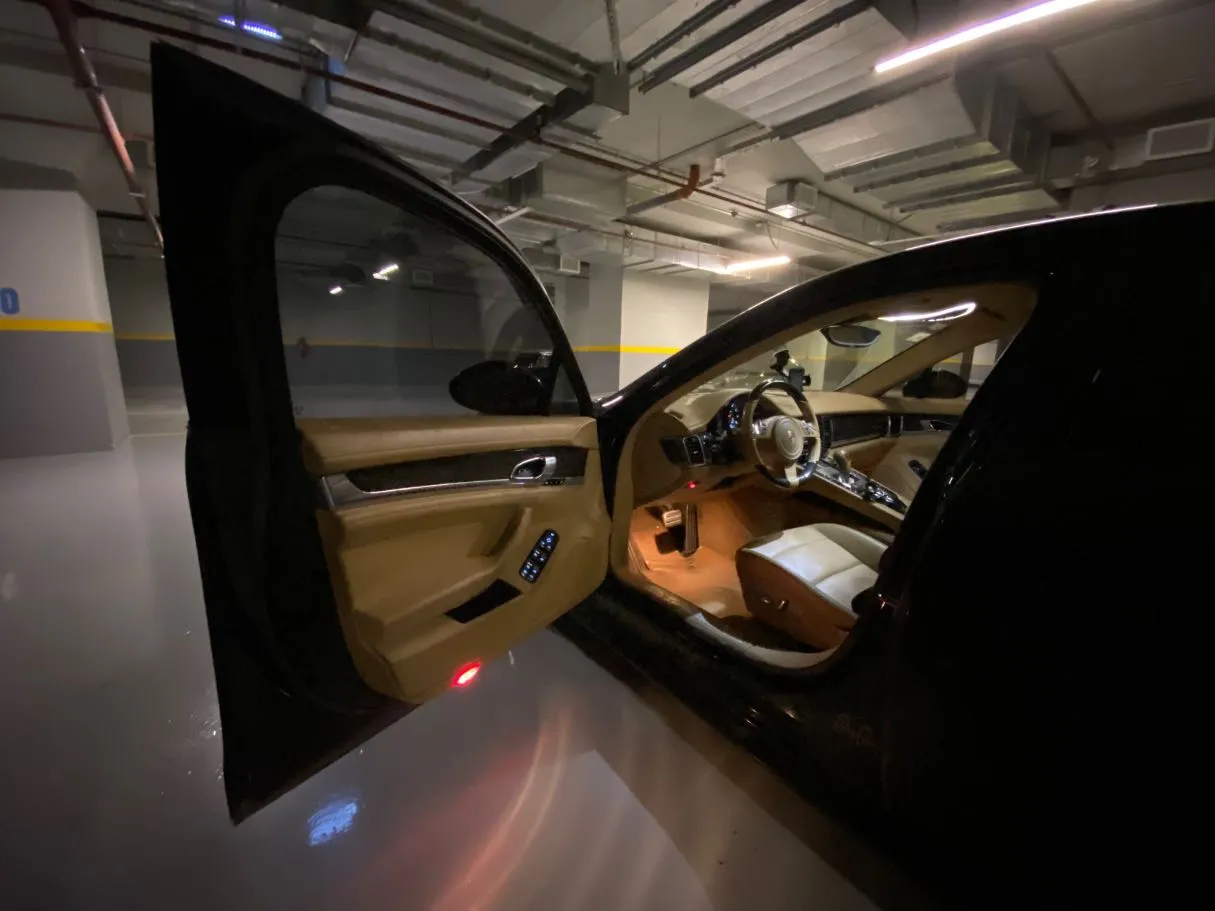 Car image 9