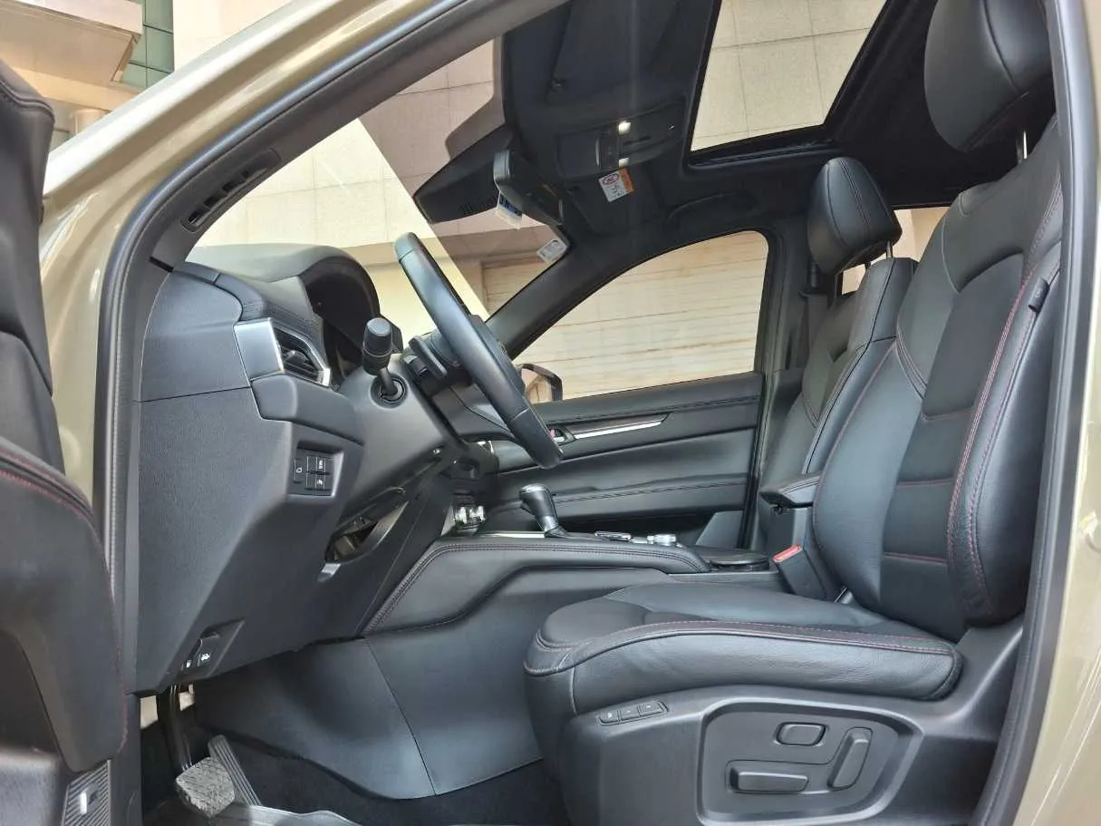 Car image 12