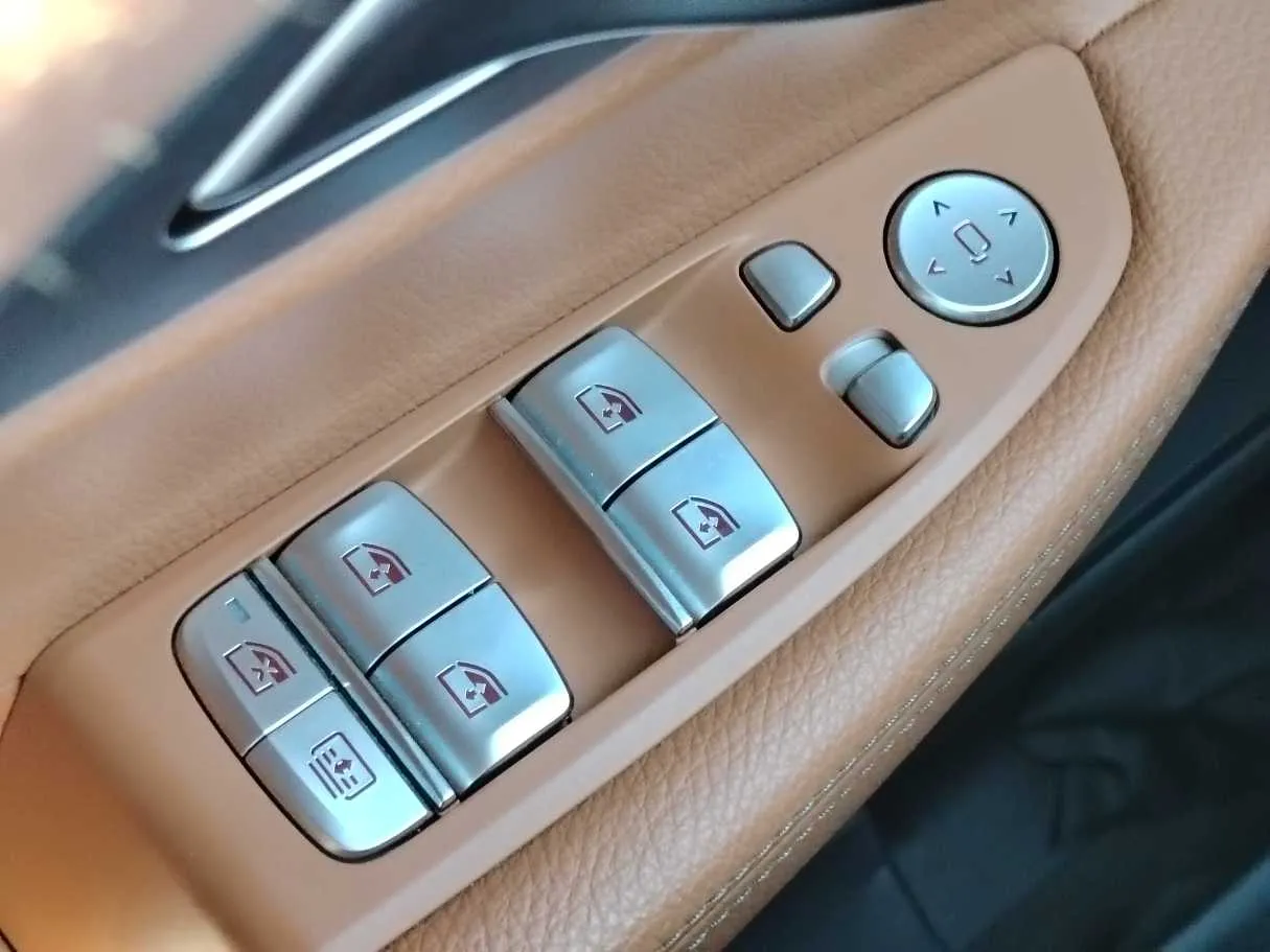 Car image 28