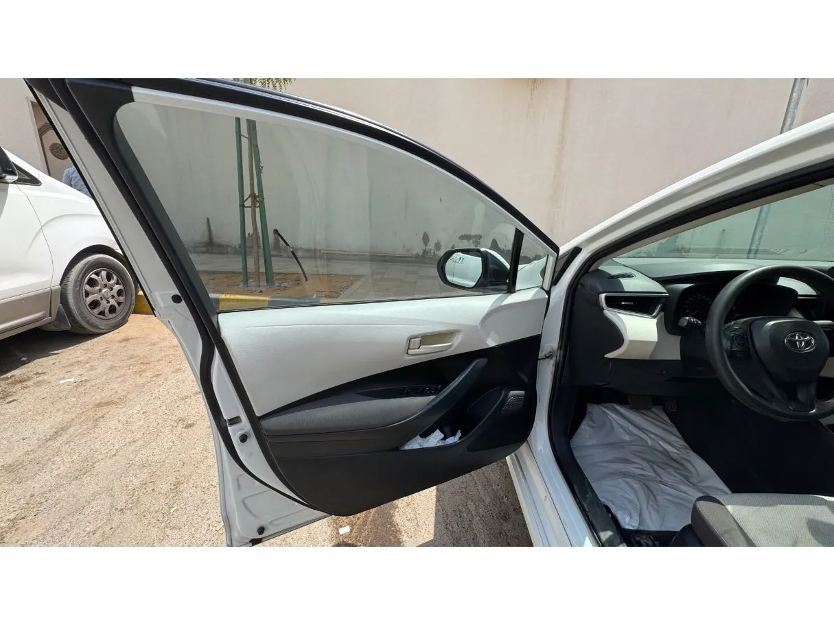 Car image 9