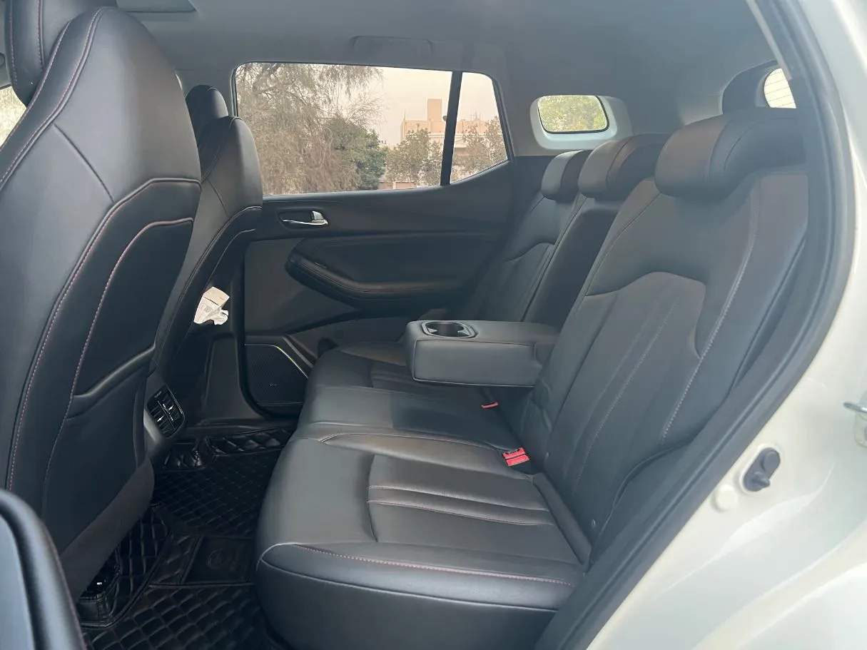 Car image 14