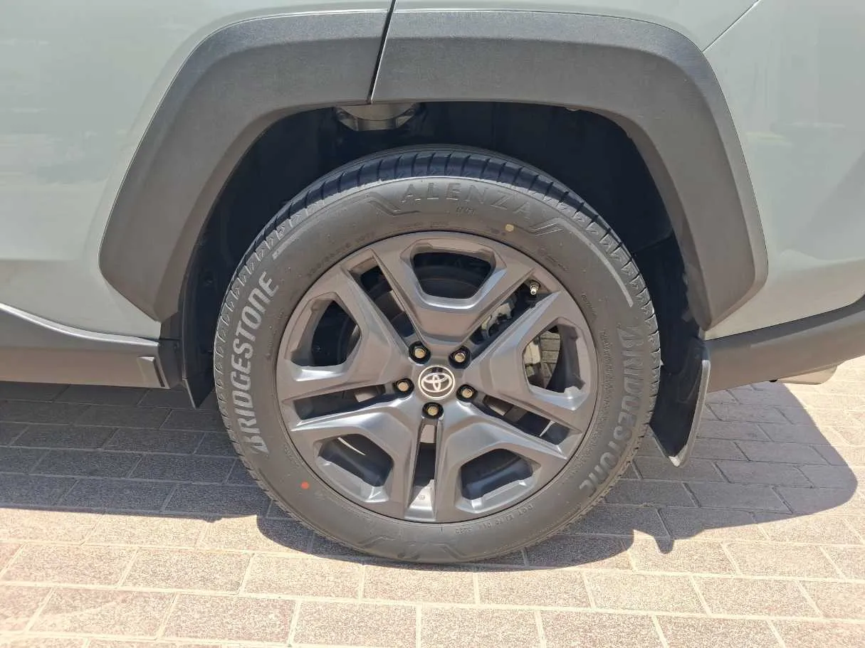 Car image 9