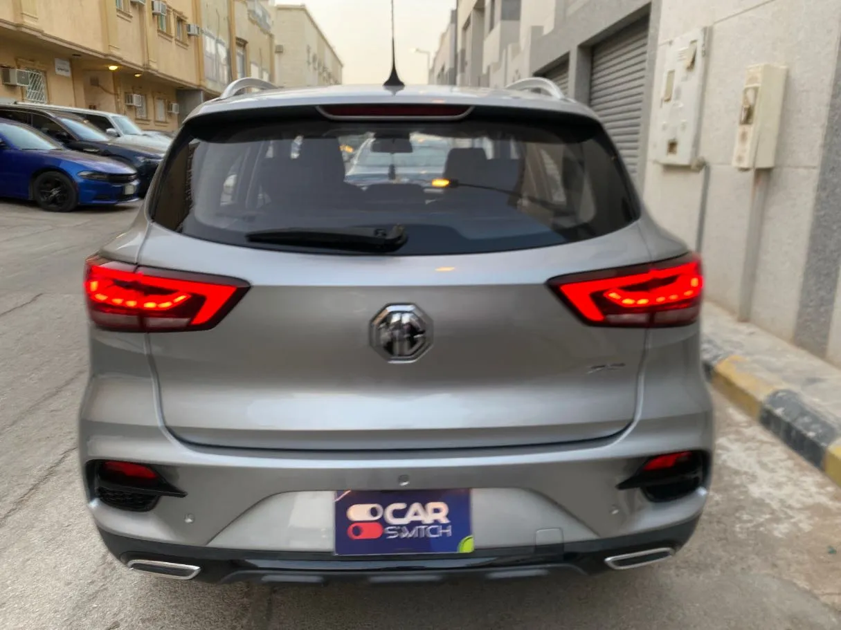 Car image 5