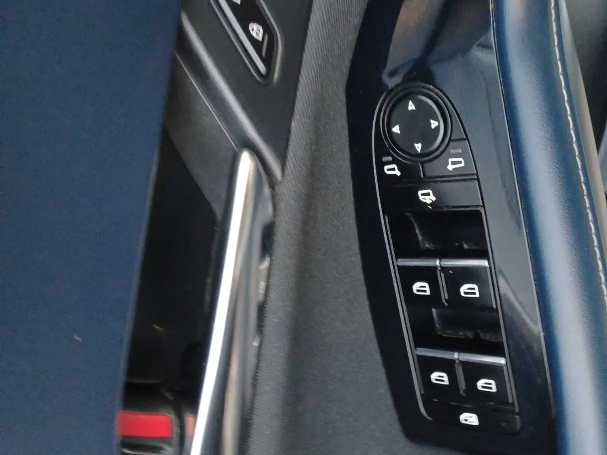 Car image 23