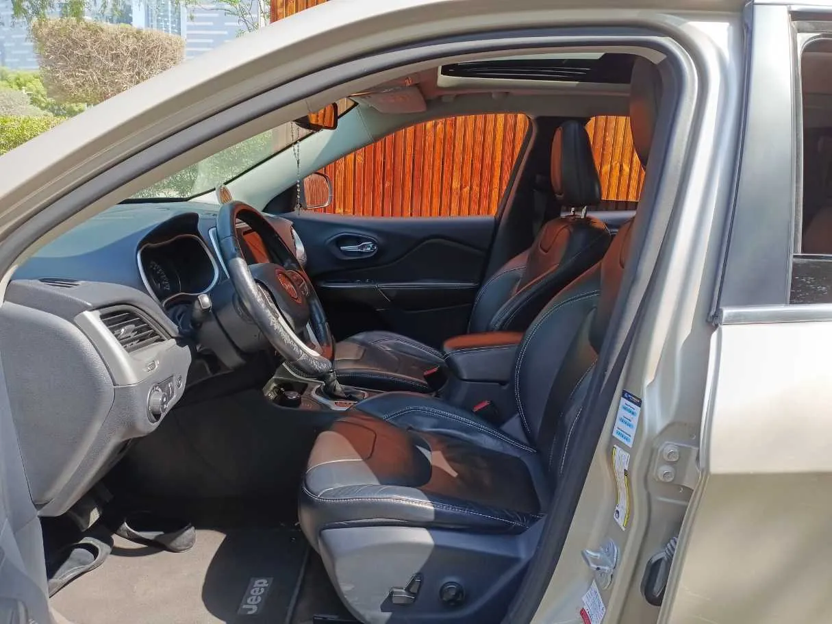 Car image 12