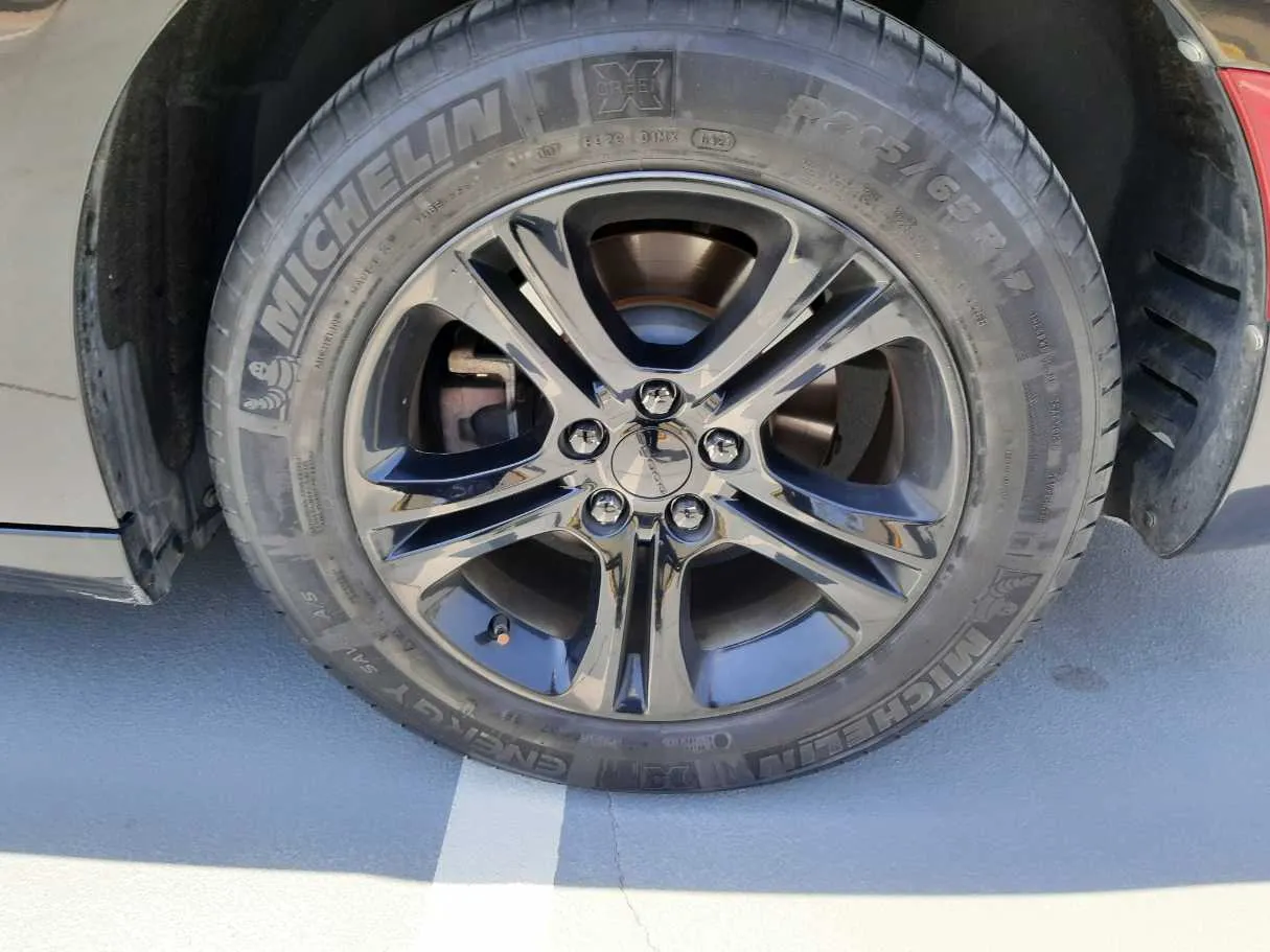 Car image 9