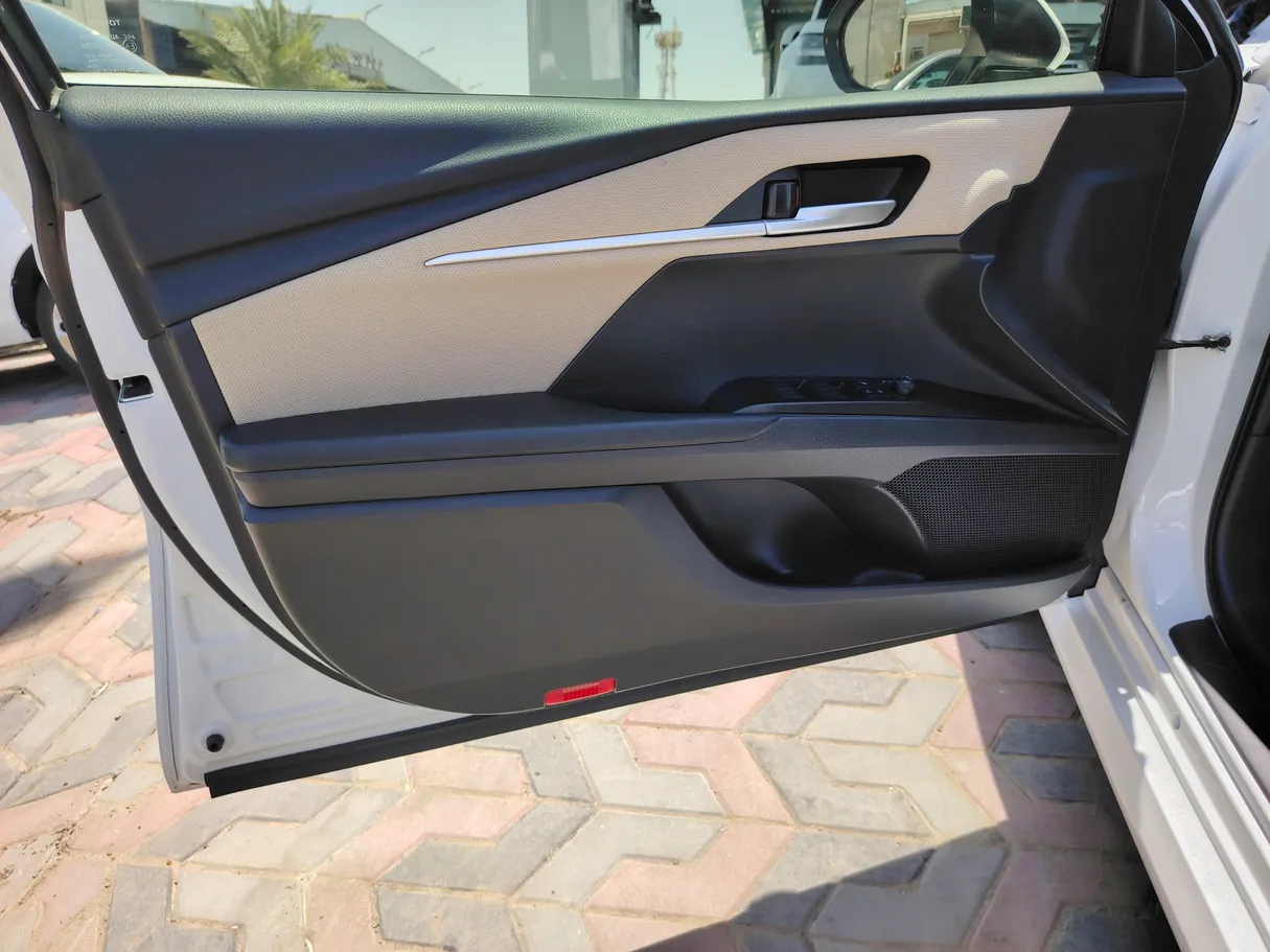 Car image 12
