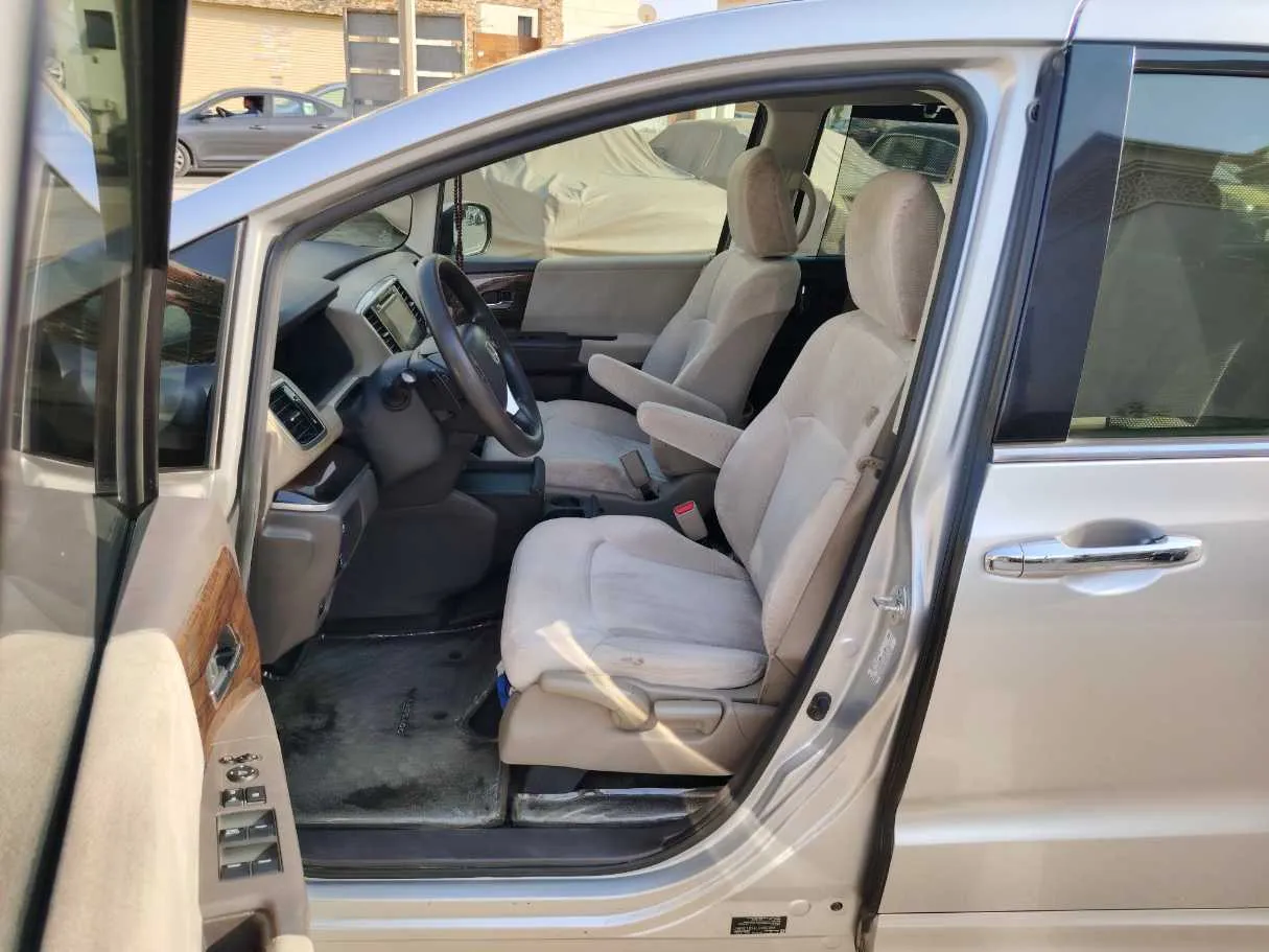Car image 13