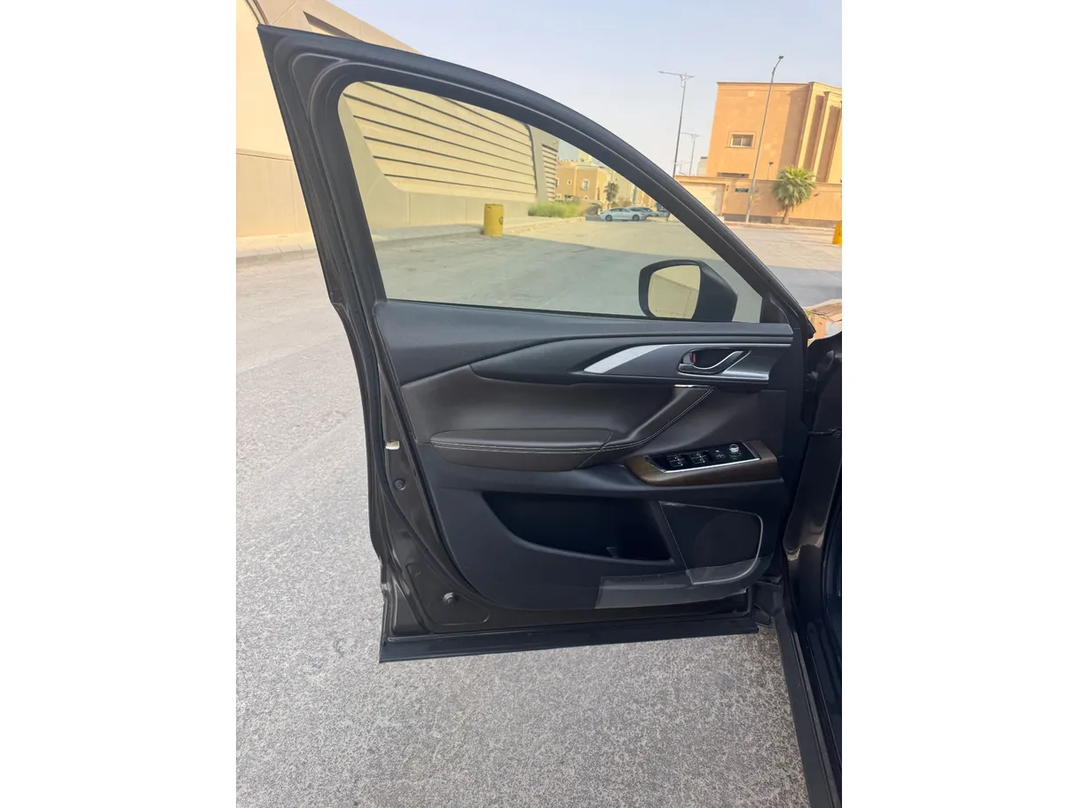 Car image 10