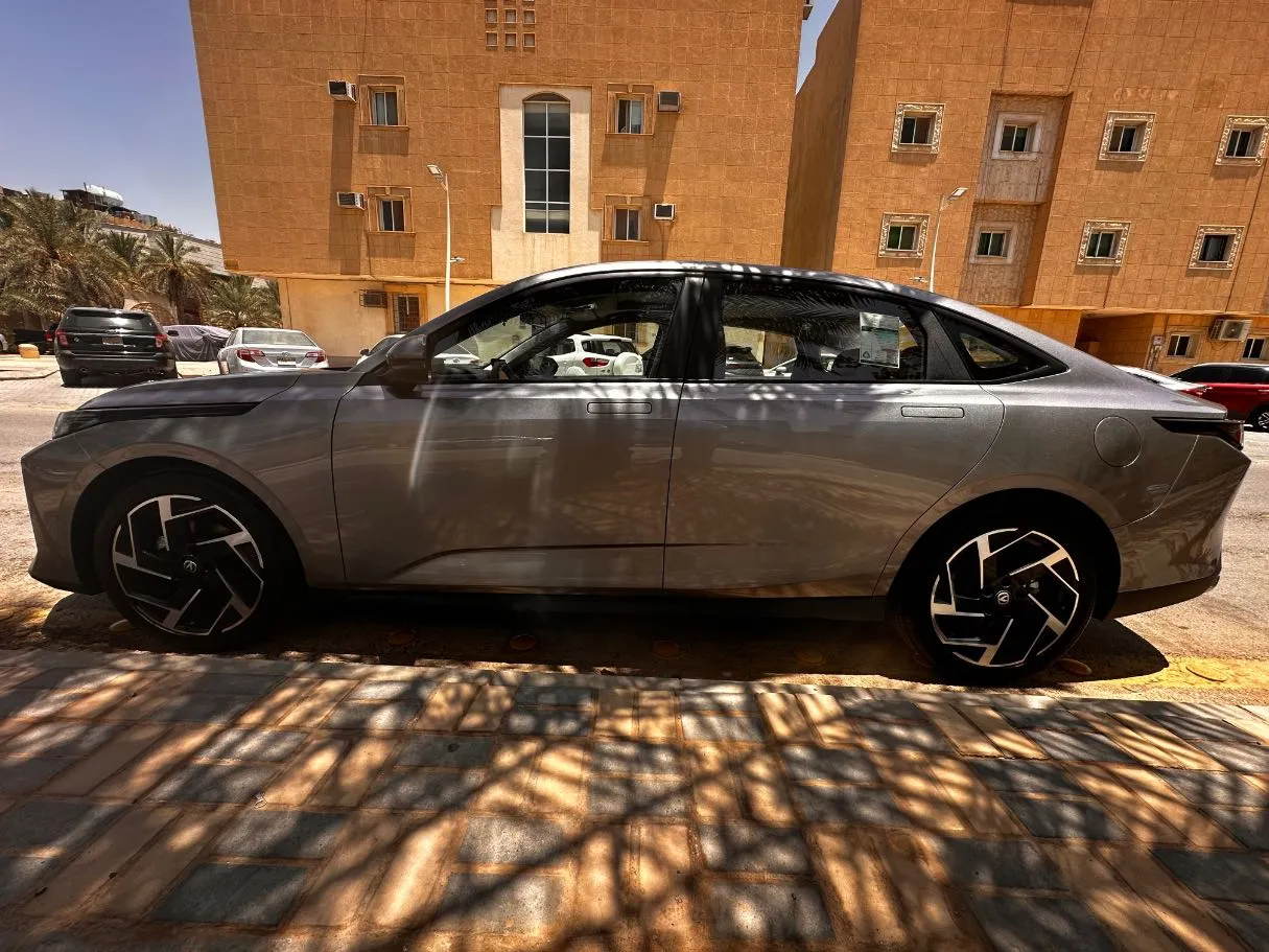 Car image 8