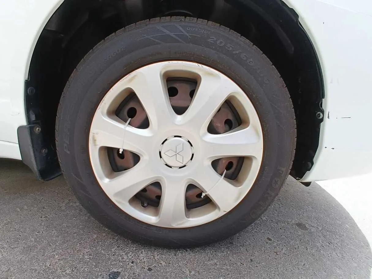 Car image 9