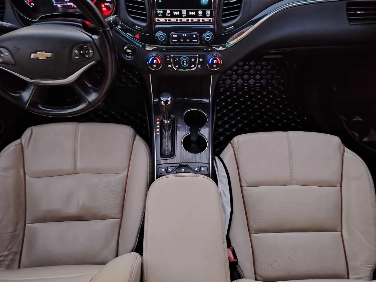 Car image 18