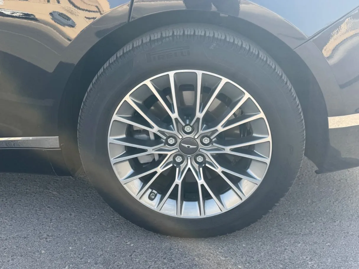Car image 9