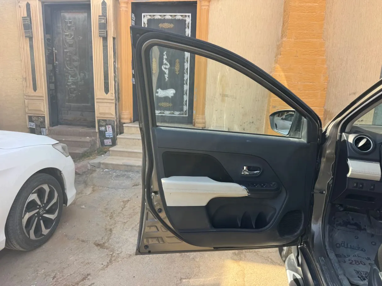 Car image 10