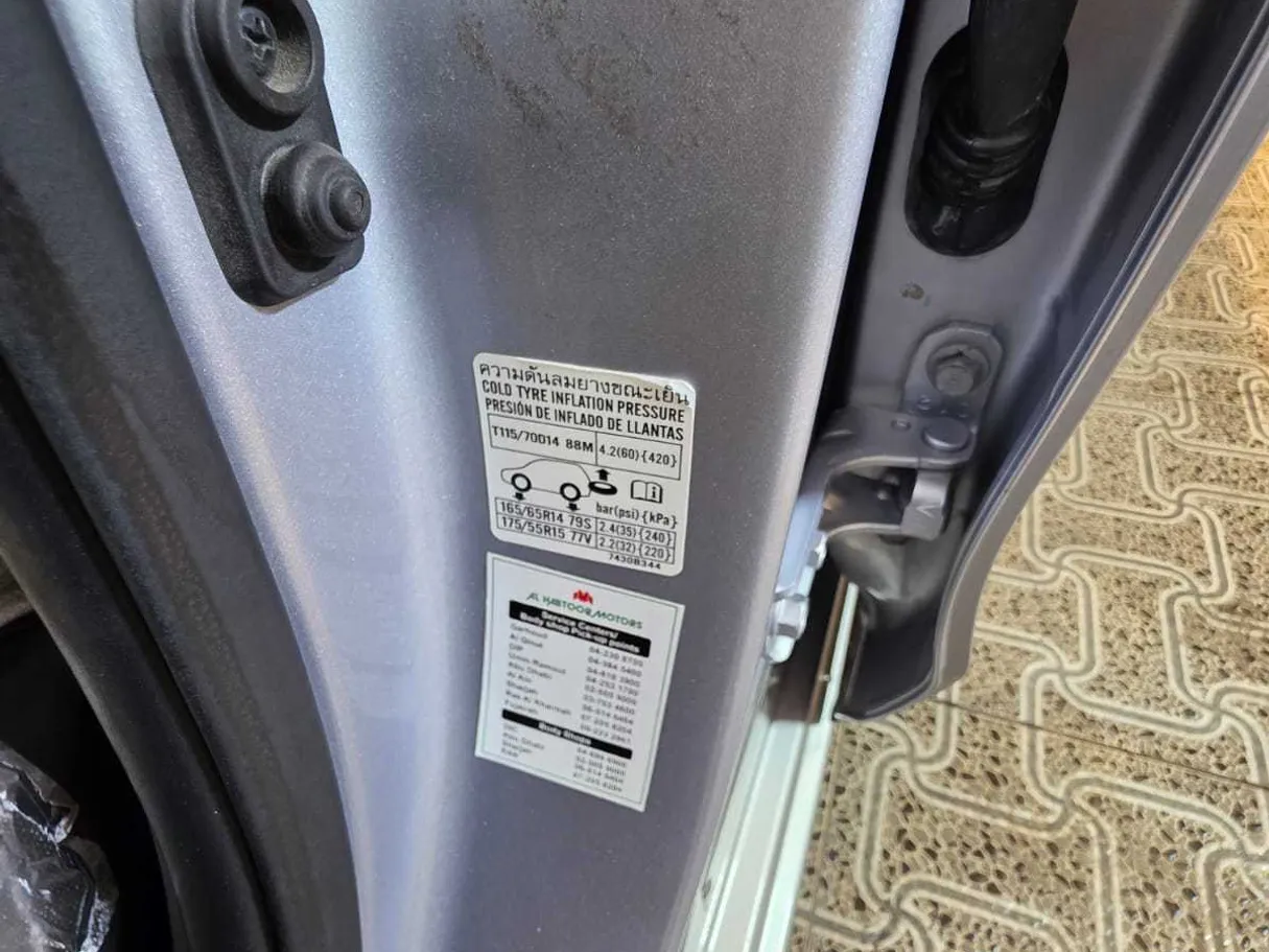Car image 12