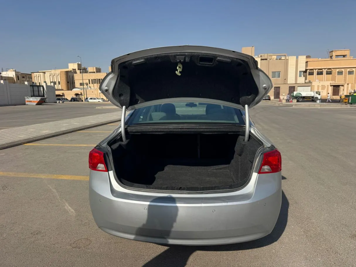 Car image 19