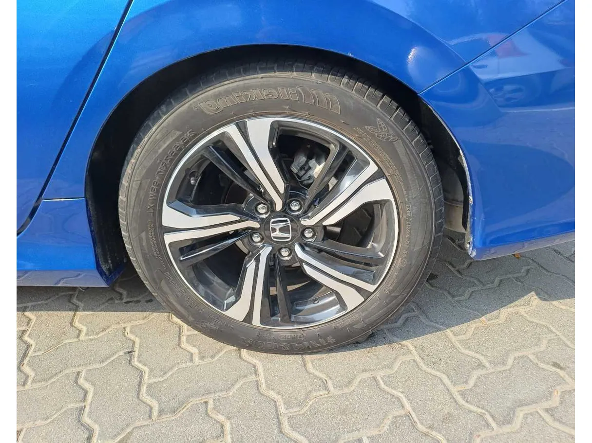 Car image 9