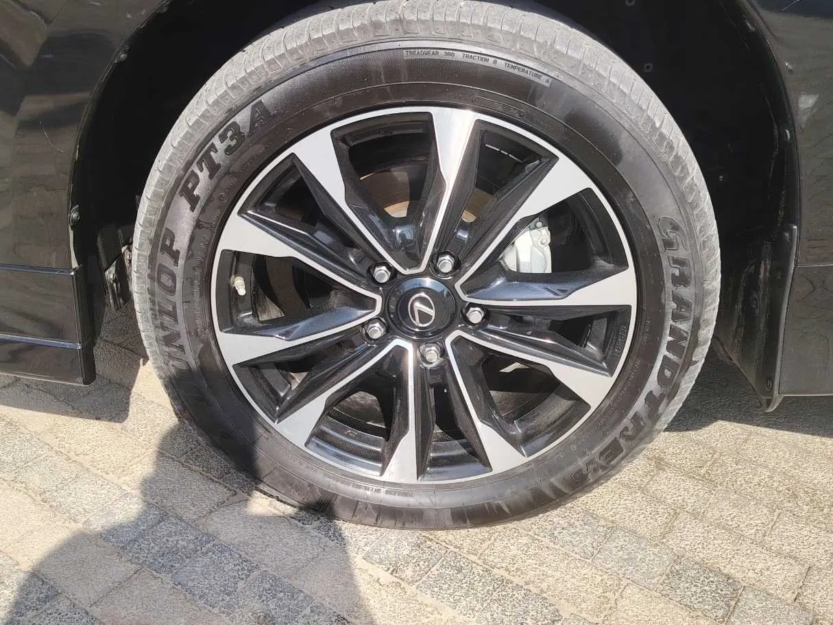 Car image 10