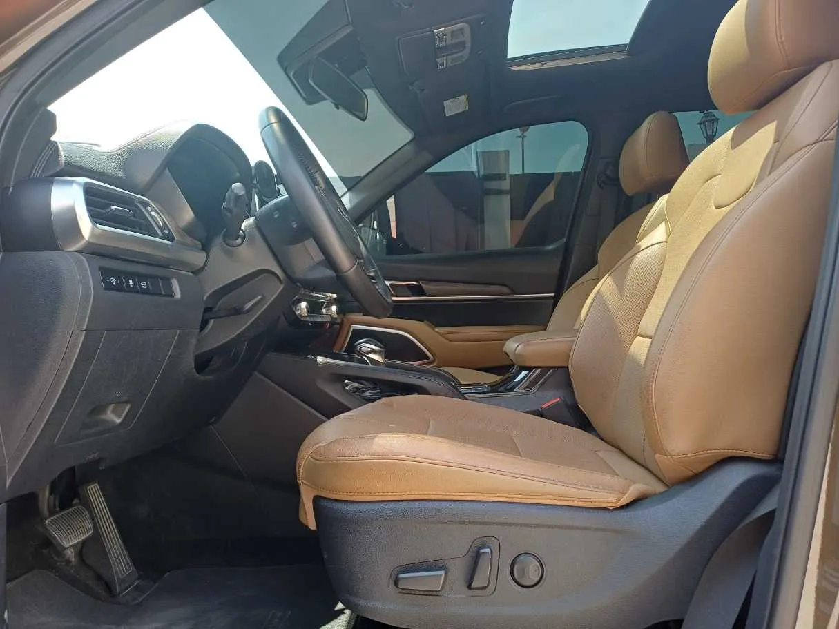 Car image 12