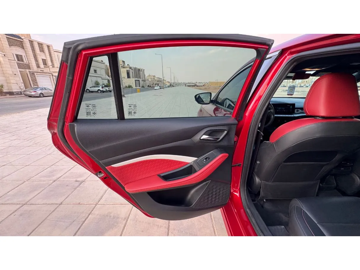 Car image 12