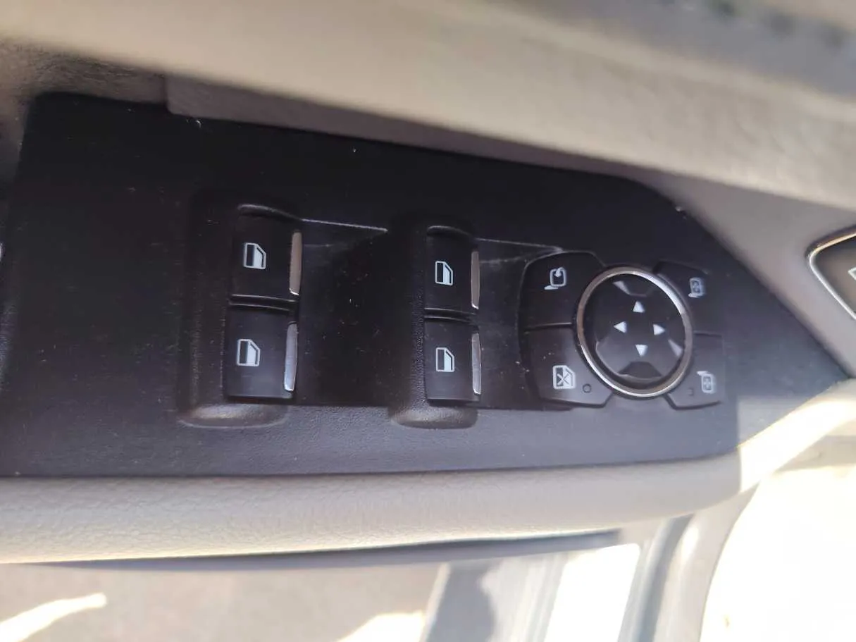 Car image 29