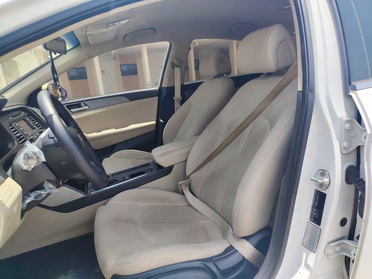 Car image 12