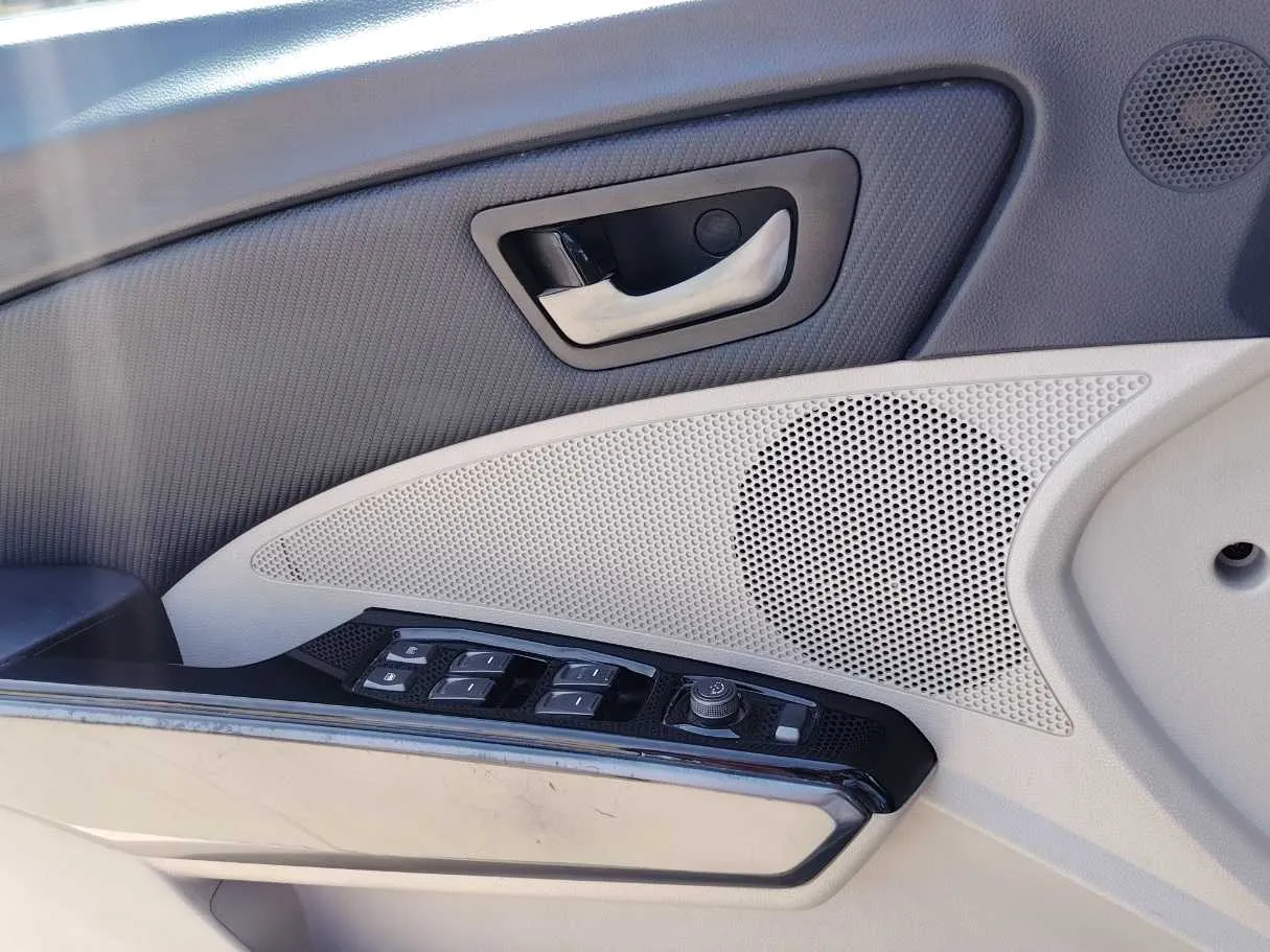 Car image 25