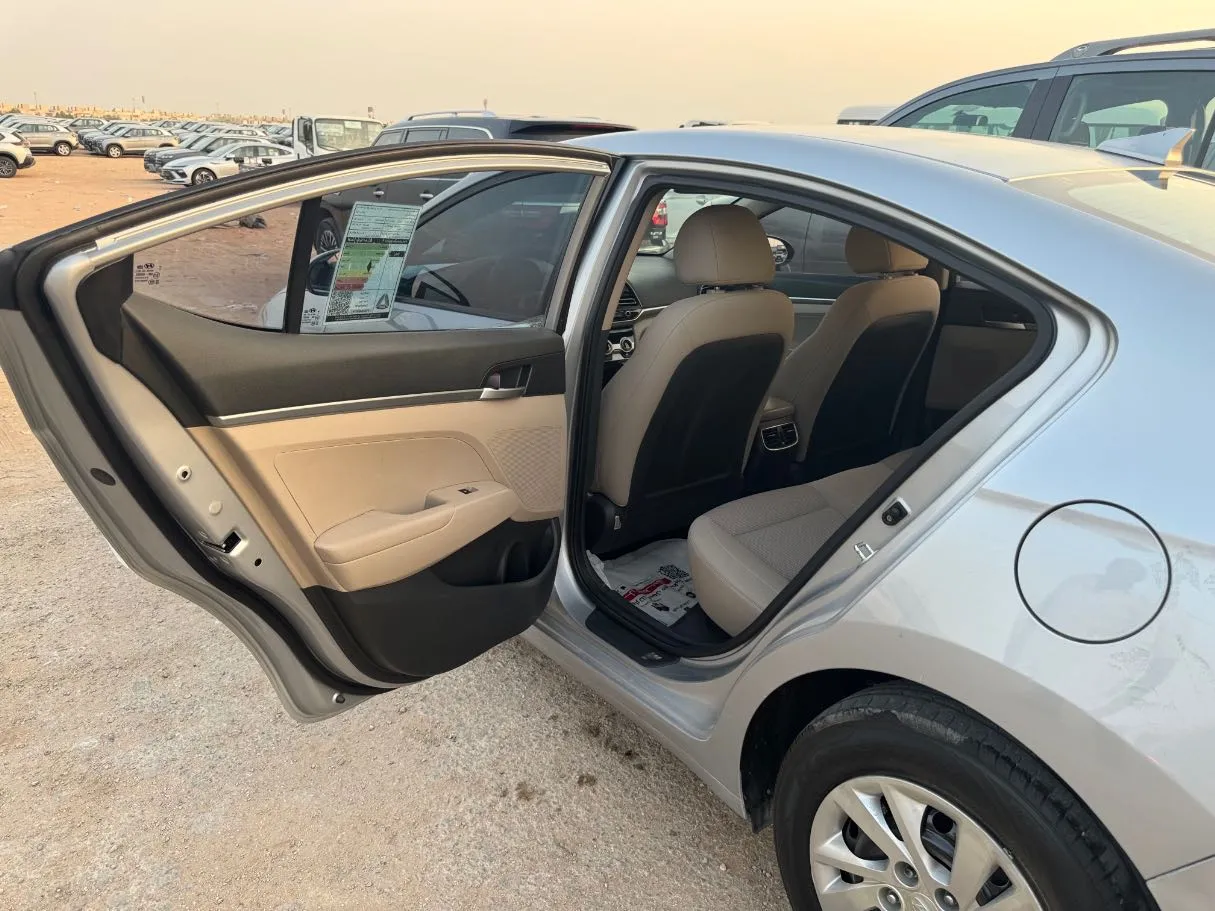 Car image 12