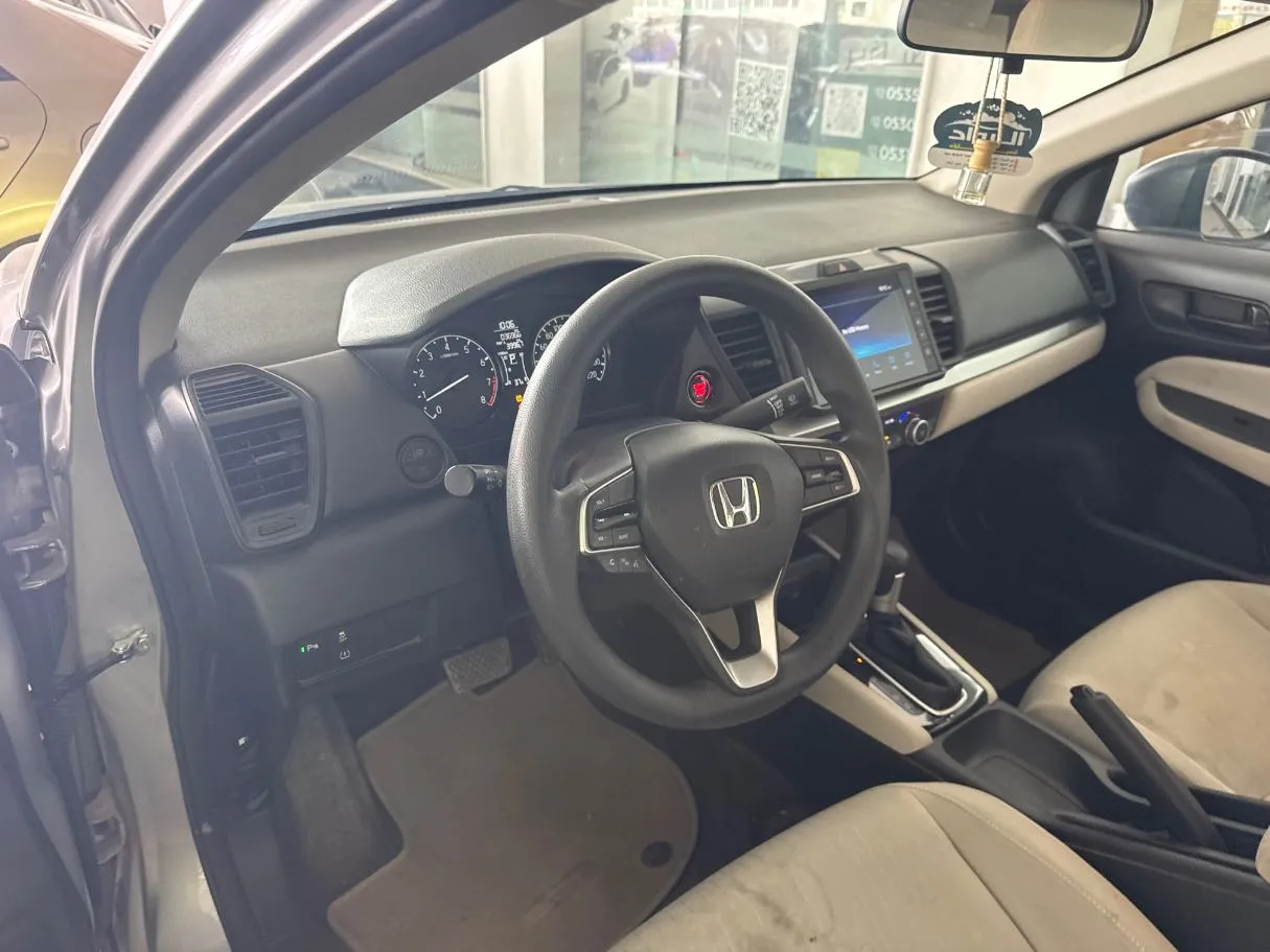Car image 12