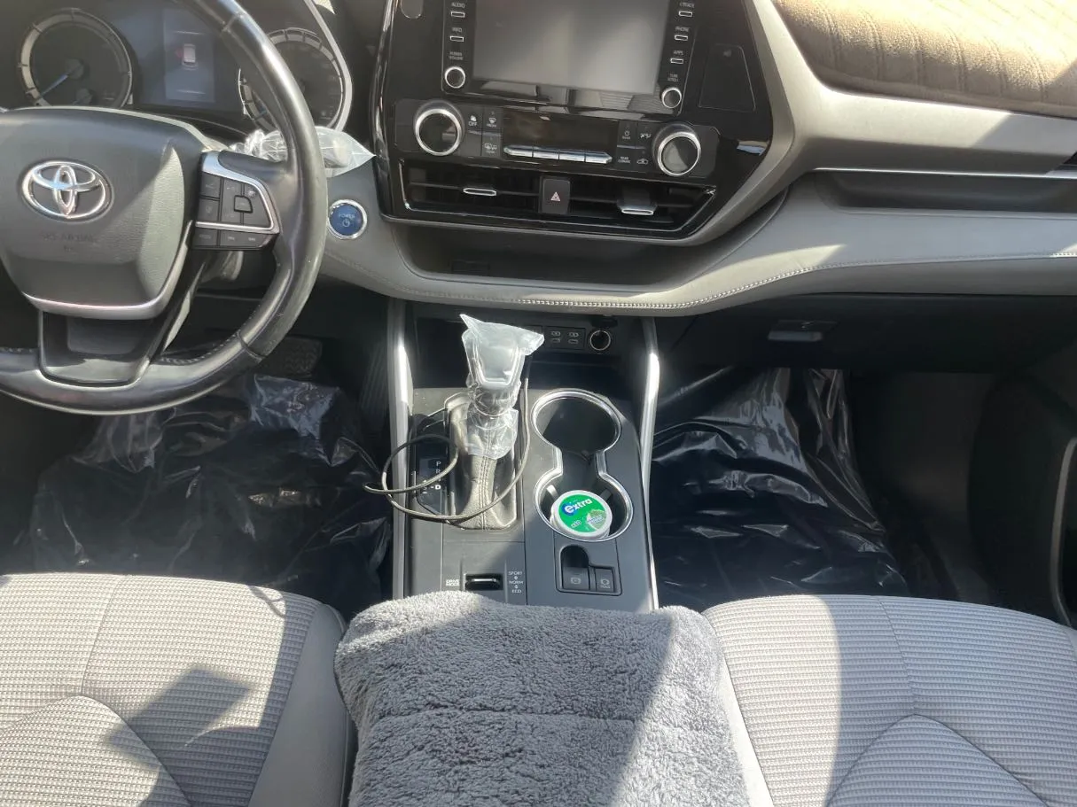 Car image 19