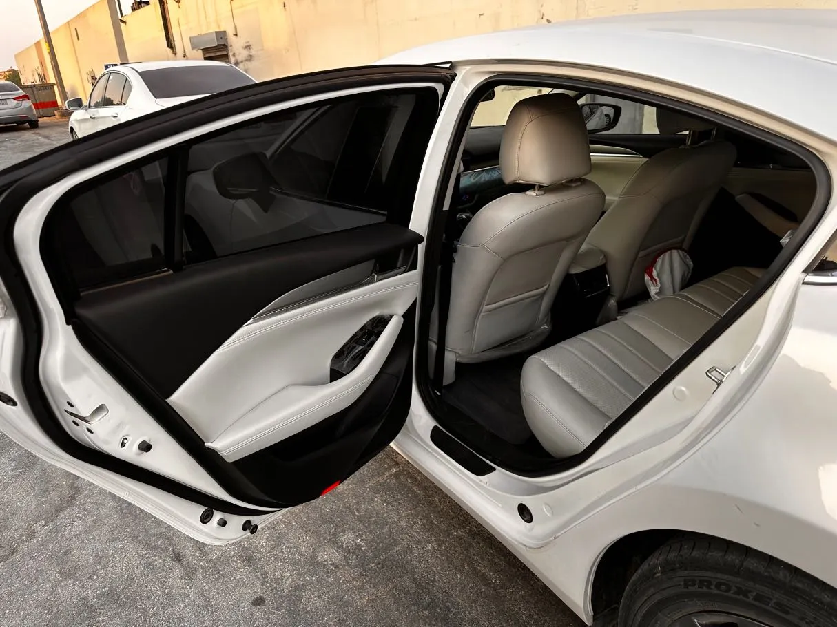 Car image 13