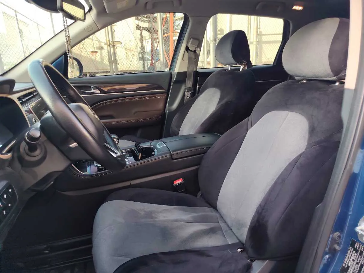 Car image 13
