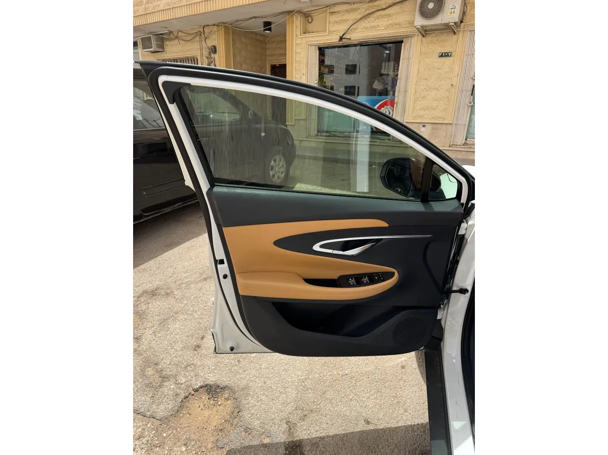 Car image 10