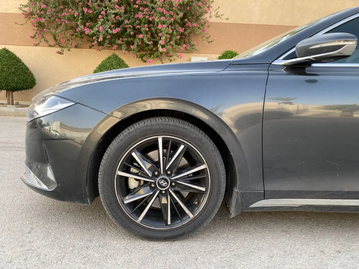 Car image 9
